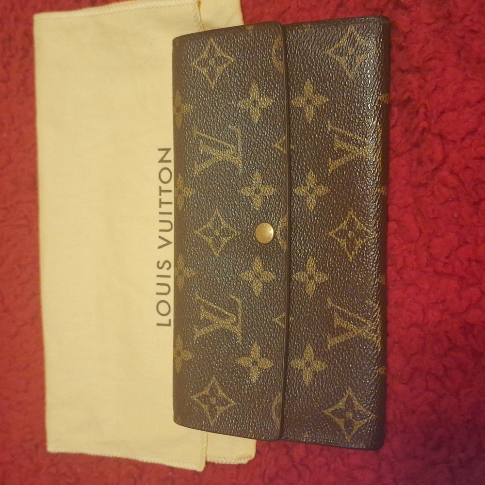 FINAL Sale! 💯 % Authentic LV Sarah Wallet vintage, good condition.